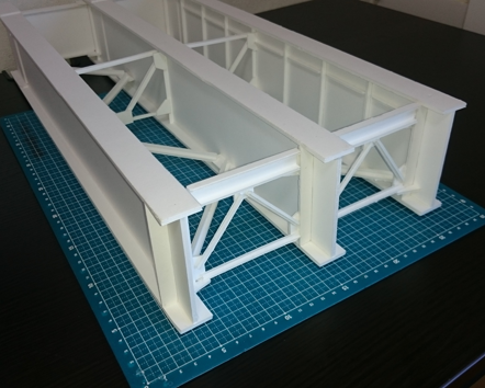 鈑桁橋模型の写真です。